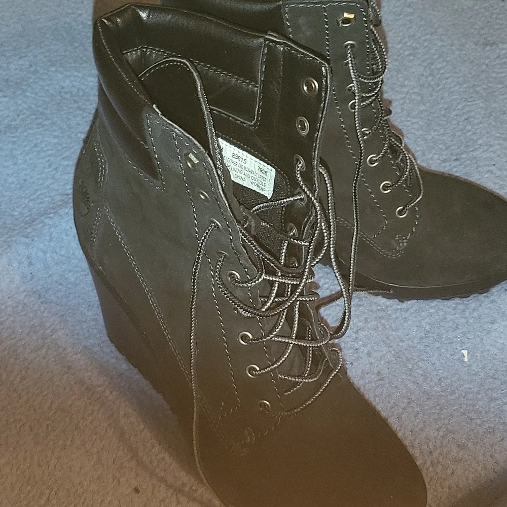 BOOTS - Picture 2 of 5